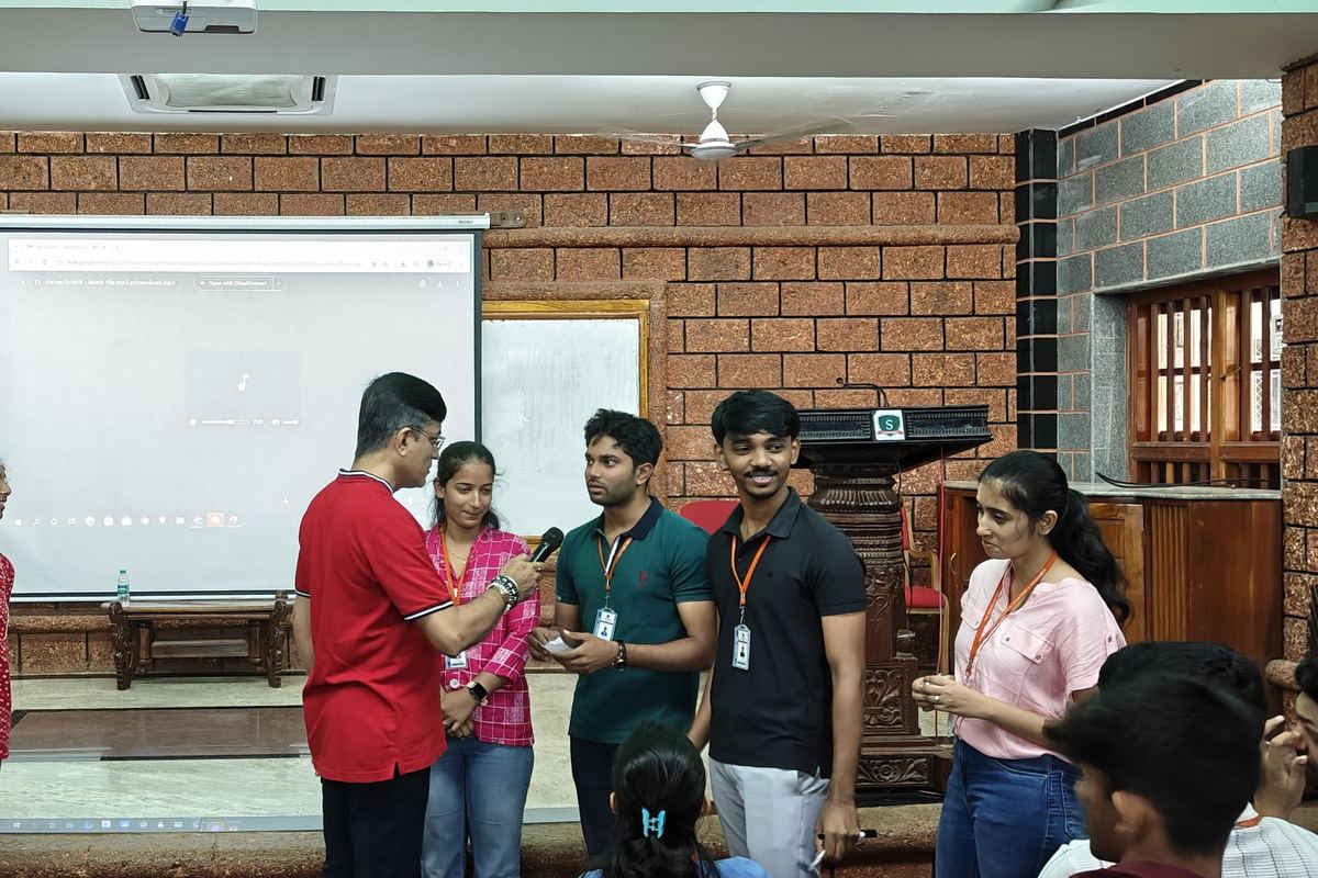 Srikanth Kalyanasundaram facilitating an interactive session with participants